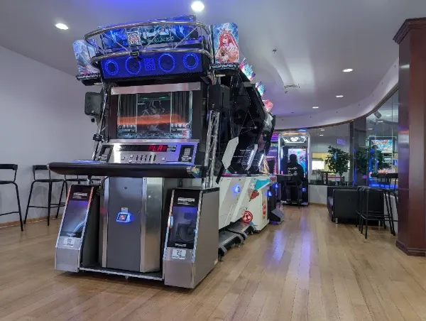 現地の音楽ゲームも触る、IIDXは足場がないので低身長には不可能