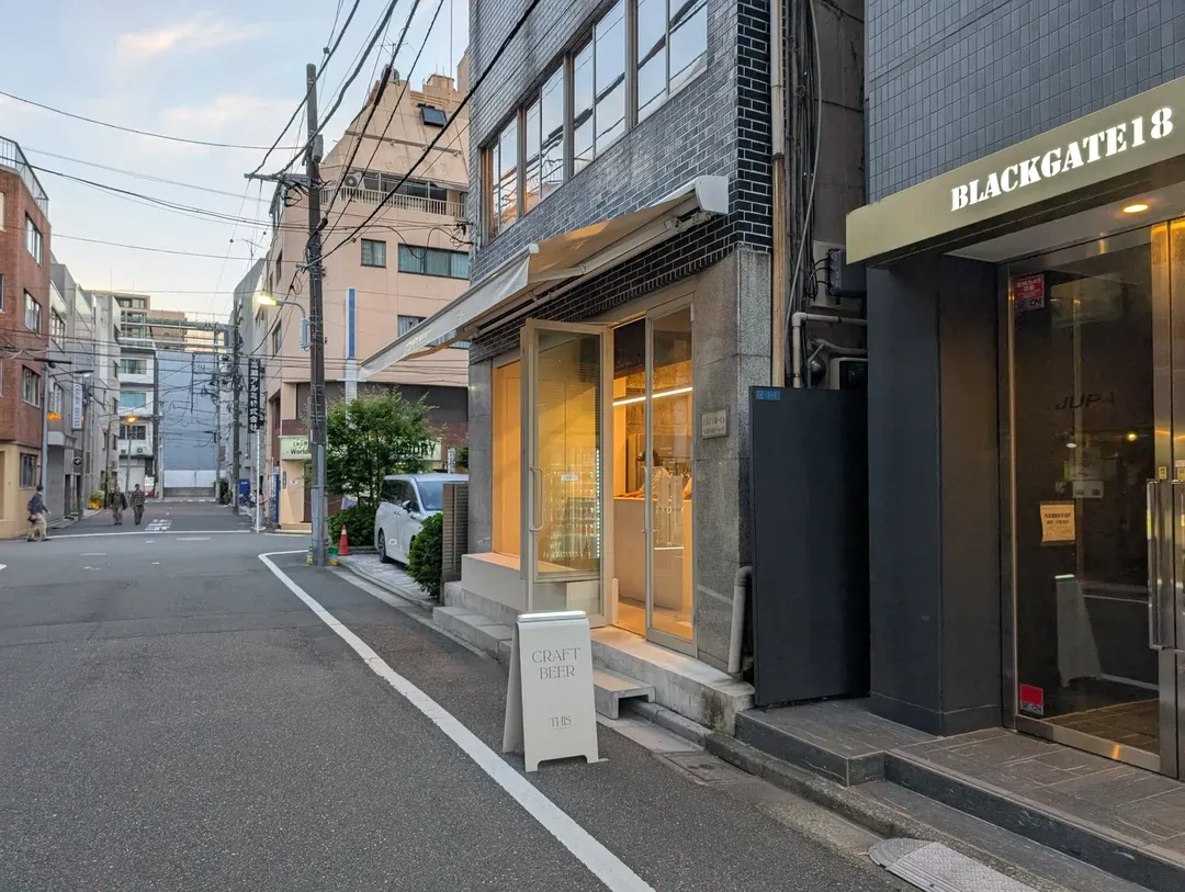 人が映り込むのでちょっと離れたところから撮った外観