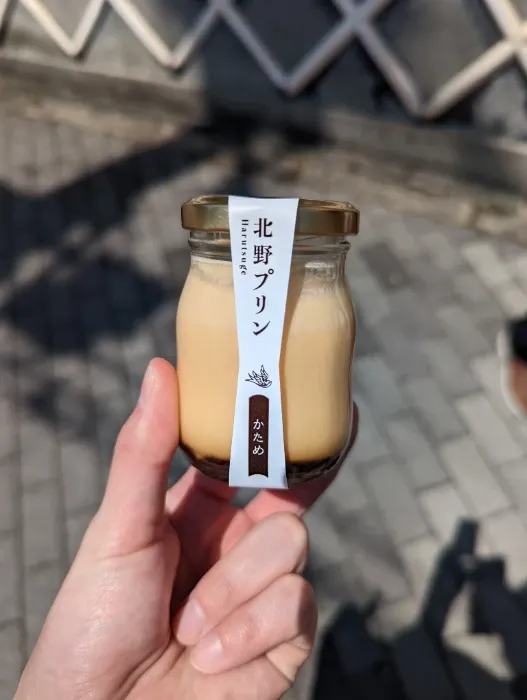 北野天満宮にあやかりまくって売ってるプリン、かための通り歯ごたえがあっておいしい
