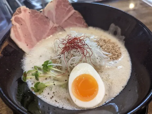 鶏白湯ラーメンを頼みました