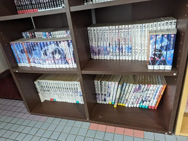 食堂は漫画も読める。床屋と待遇が同じ